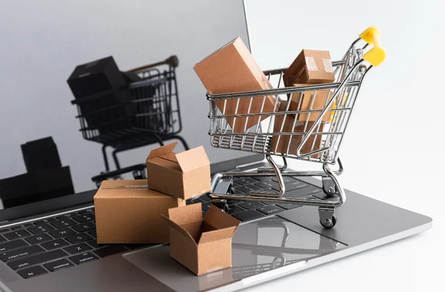 Imagem de carrinho de compras pequeno, repleto de caixas dentro